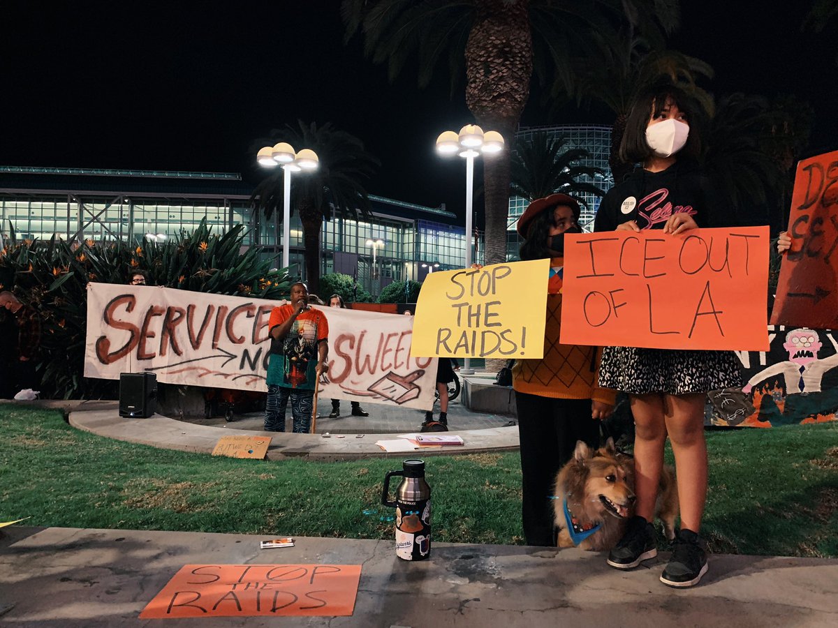 promise__li's tweet photo. Grassroots community orgs and members, from unhoused activists to sex workers, out here tonight with @NOlympicsLA at https://t.co/gdNtTod5TB arena’s Super Bowl Experience, calling out developers and cops for ramping up displacement and policing at stadium events.
#StopTheRaids https://t.co/BvpjWBljOE
