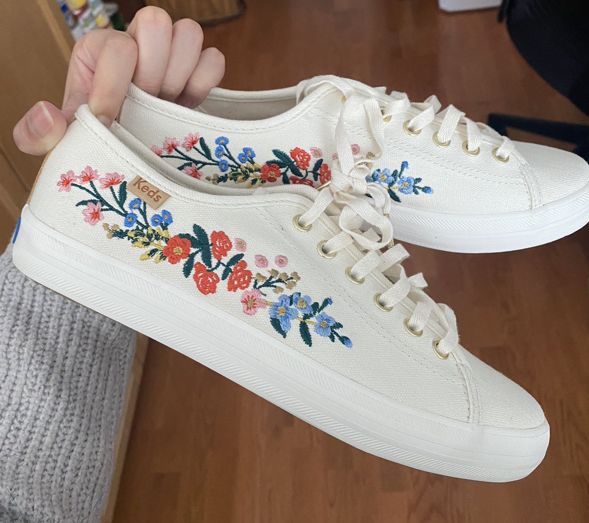 elsalin_'s tweet photo. @rachsyme These embroidered babies that I almost wore today but couldn’t bear to in order to not ruin them 😭 https://t.co/gQaRGOsI2e