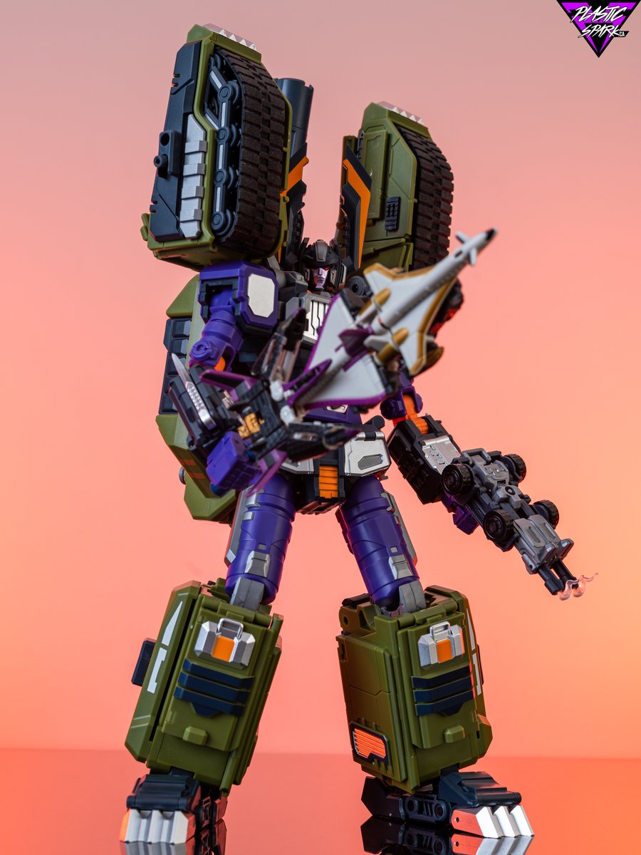 PlasticSparkYYC's tweet photo. Fans Hobby MB-17 Meg-Tyranno w/ the Minicon Air Assault Team. https://t.co/8lnEyGLs4L