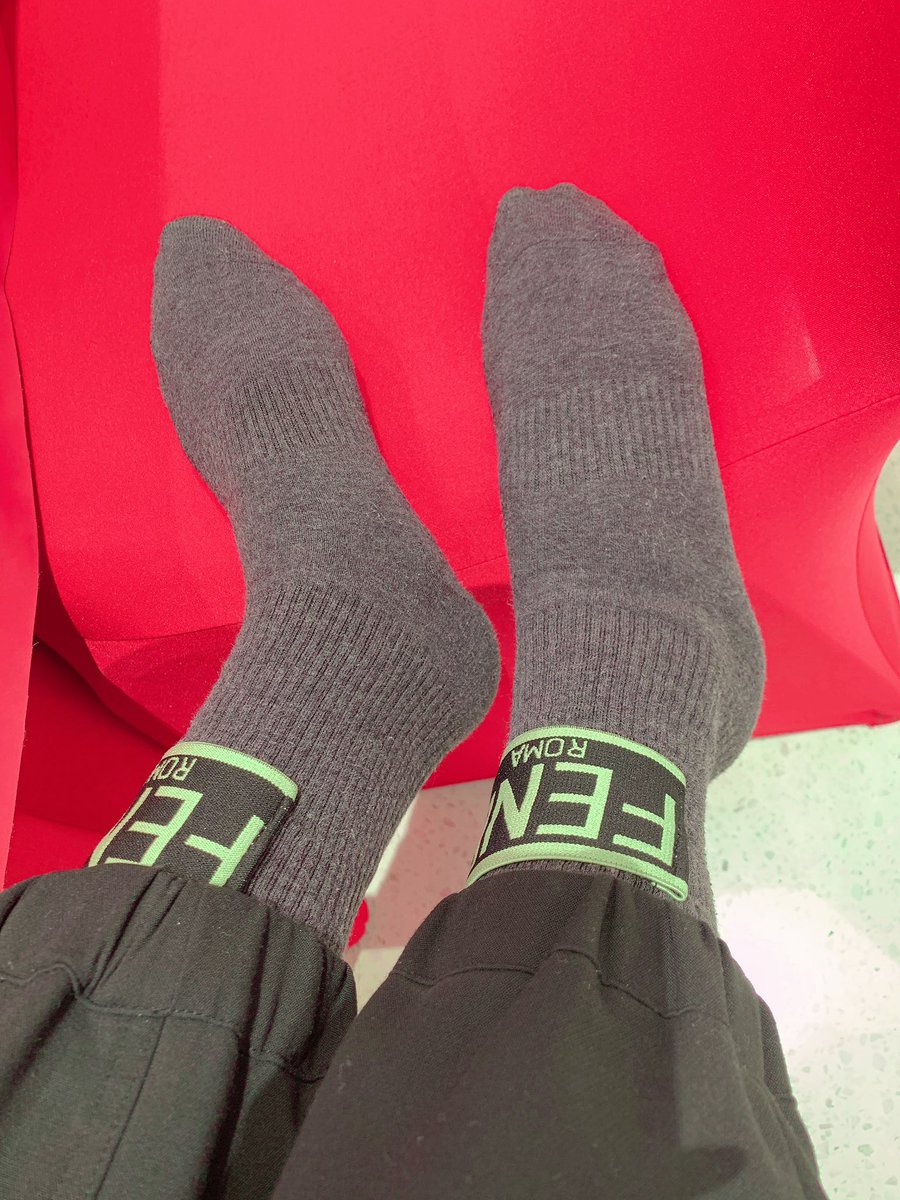Cici3333333's tweet photo. 不知道为什么穿深色的袜子就会很臭，这个穿了好几天，一脱鞋那味道可真是………有人收这袜子吗？我要被熏死了😷 https://t.co/KJPkxerTcS