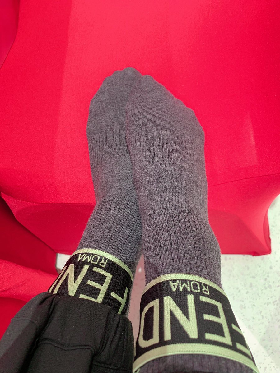 Cici3333333's tweet photo. 不知道为什么穿深色的袜子就会很臭，这个穿了好几天，一脱鞋那味道可真是………有人收这袜子吗？我要被熏死了😷 https://t.co/KJPkxerTcS