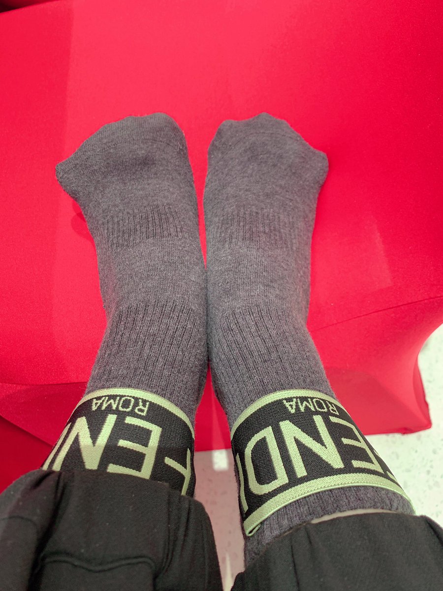 Cici3333333's tweet photo. 不知道为什么穿深色的袜子就会很臭，这个穿了好几天，一脱鞋那味道可真是………有人收这袜子吗？我要被熏死了😷 https://t.co/KJPkxerTcS