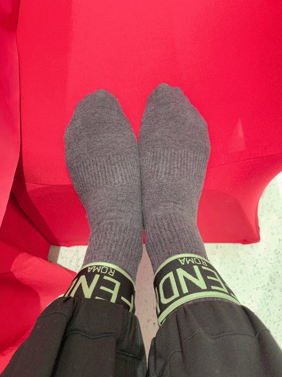 Cici3333333's tweet photo. 不知道为什么穿深色的袜子就会很臭，这个穿了好几天，一脱鞋那味道可真是………有人收这袜子吗？我要被熏死了😷 https://t.co/KJPkxerTcS