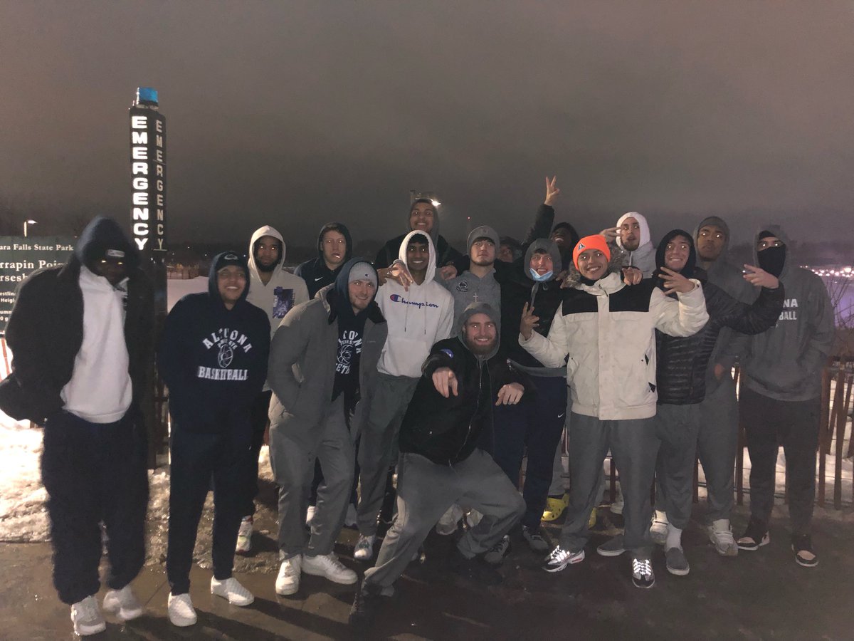 CoachMcGreal's tweet photo. To continue the season of firsts. Felt it was a good time for first trip toNiagara Falls! ⁦@PSAltoonaWBB⁩ joined us for dinner at ⁦@anchorbar⁩ then we went to check out the Falls! #culture #whyd3.  ⁦@bushmase⁩ https://t.co/0PBcVJtarQ