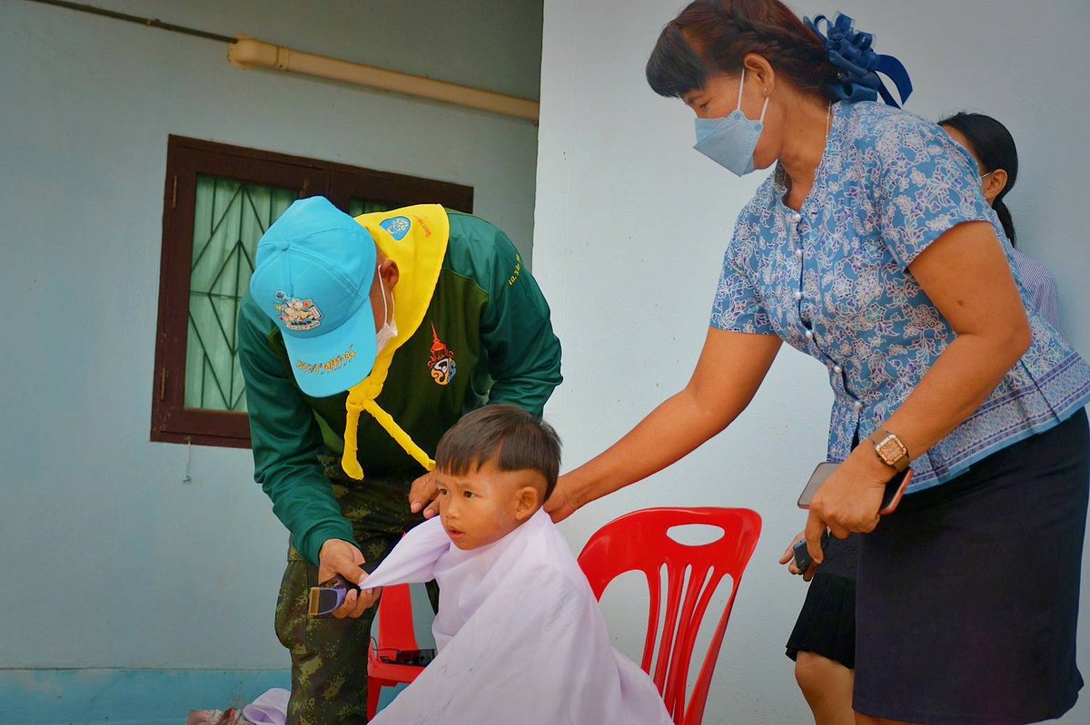 1st_Army_Area's tweet photo. “Army  Barber Delivery”

 เมื่อวันที่ 11 ก.พ.65 
พล.ร.2 รอ. โดย ร.2 รอ. จัดชุด #จิตอาสา #บริการตัดผม ให้กับเด็กนักเรียน เพื่อเป็นการ #ลดค่าใช้จ่าย เบื้องต้นให้กับผู้ปกครอง  ณ  โรงเรียนวัดประสาทรังสฤษฎิ์ ต.หนองแสง อ.ประจันตคาม จ.ปราจีนบุรี 
#กองทัพภาคที่1 https://t.co/9sQIHZsu6d
