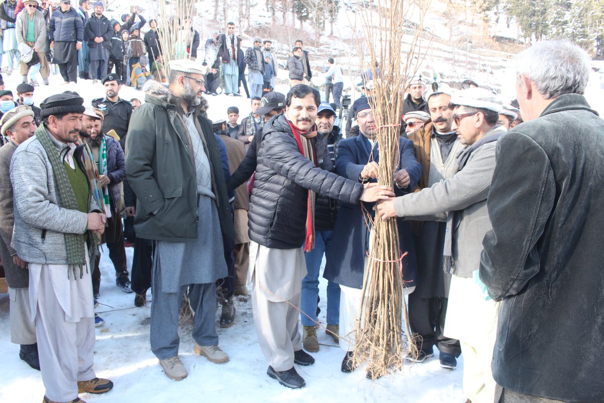 AjazNtfp's tweet photo. Plant for Pakistan🇵🇰 event in Madaklasht Chitral, Commissioner Malakand Division, DIG Police Malakand, Deputy Commissioner Chitral, DPO Chitral, DPO Lower Dir, and DFO Chitral distributed saplings.
#HindukushSnowFestival 
#10billiontreetsunamiprogramme
@Plant4Pak @MalakandPolice https://t.co/fumW39NYwU