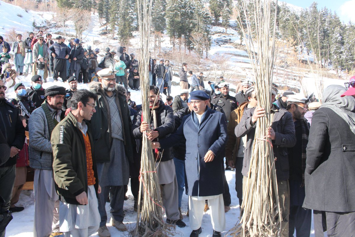 AjazNtfp's tweet photo. Plant for Pakistan🇵🇰 event in Madaklasht Chitral, Commissioner Malakand Division, DIG Police Malakand, Deputy Commissioner Chitral, DPO Chitral, DPO Lower Dir, and DFO Chitral distributed saplings.
#HindukushSnowFestival 
#10billiontreetsunamiprogramme
@Plant4Pak @MalakandPolice https://t.co/fumW39NYwU