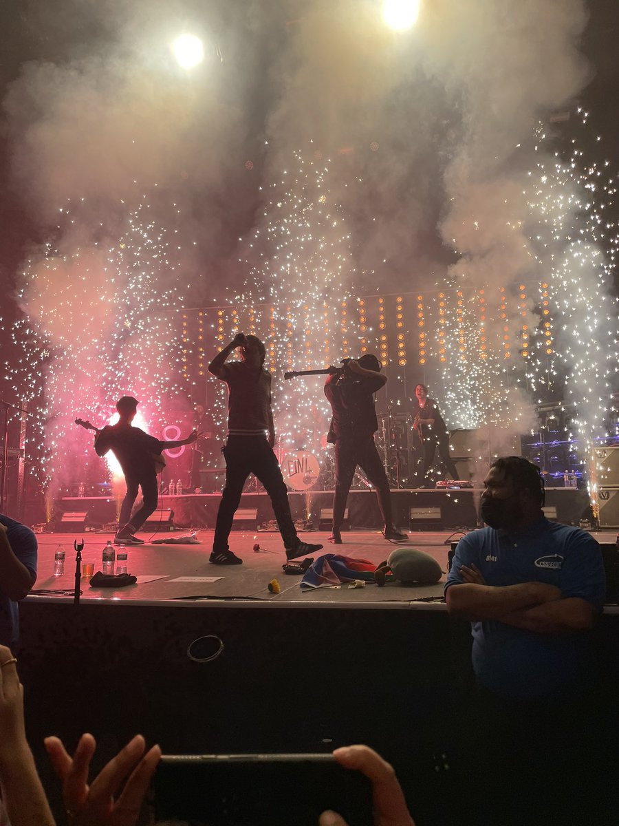 LTWorldUpdates's tweet photo. 📸| Louis y su banda en el escenario esta noche! #LTWTNYC1 

©️ fearlessjane28 https://t.co/RyXhLBjXdX