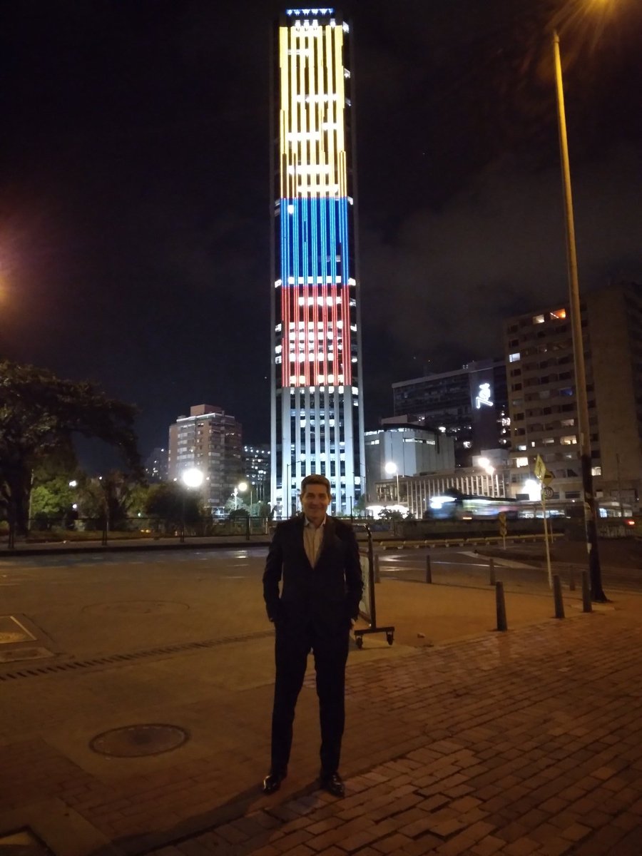 RobertoNastta's tweet image. Frente al edificio colpatria, Bogotá Colombia 

#colpatria #bogota #colombia #disertaciones