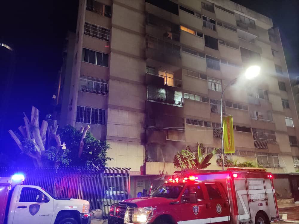 GomezMarcos's tweet photo. Farmatodo brindó importante apoyo esta noche a vecinos y bomberos 🚒 para responder de inmediato a incendio en 3ra Transversal de Los Palos Grandes 

🙏🏽 @Farmatodo 
✊🏽 Bomberos y Rescatistas
✌🏽@duquegustavoS y Equipo @Chacao https://t.co/yKbEKgk8sc