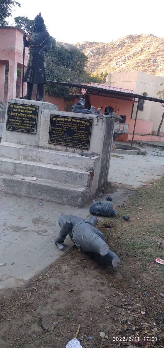 कुंभलगढ़ में कुछ सामंतवादी लोगों द्वारा आदिवासी नायक राणा पूंजा की मूर्ति को तोड़ दिया गया है लेकिन पास में महाराणा प्रताप की मूर्ति को छोड़ दिया है। <a href="/RajsamandPolice/">Rajsamand Police</a> जी आखिर इतना जातिवादी जहर किस के अंदर है आखिर वह कौन लोग हैं जिसको राणा पूंजा और महाराणा प्रताप दिख रहा है