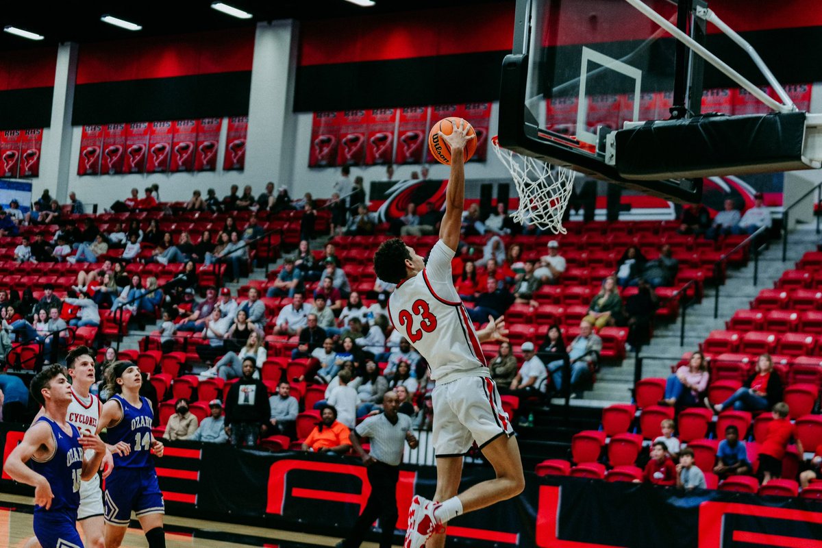 ARHoopScoop's tweet photo. '22 G Donyae May @WalterMiles2300 w/12 pts, 6 rbs, 3 asts in Russellville's 42-36 over Alma on Friday ... 2024 Cameron Frazier @CameronFra23ier had a dbl-dbl = 12 pts, 12 rbs, 5 blks https://t.co/TrYYWOUrZD