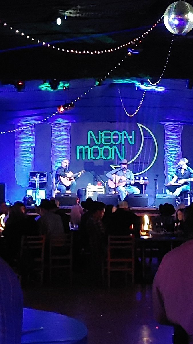 Kringlez4's tweet photo. @joshwardmusic on the main stage tonight!! 🍻 @NeonMoonClub Good ass time! https://t.co/7OkEJkJngU