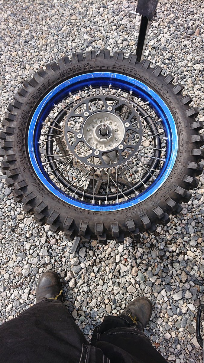 YZ250FX_238198's tweet photo. 昼休みタイヤ交換の部。
VE33S→BR99💥
明日はオーランドで行われるスモールエンデューロに参戦します🎶
#IRC
#VX30
#BR99 https://t.co/zN2wmLeJOz
