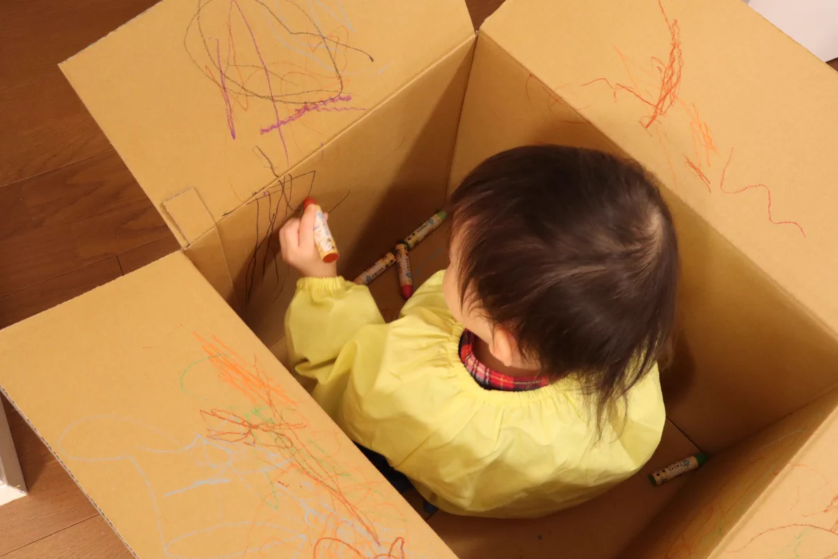 マジで素晴らしい発明だと思う。子どもが一人で黙々と殴り描き遊びしててくれる。