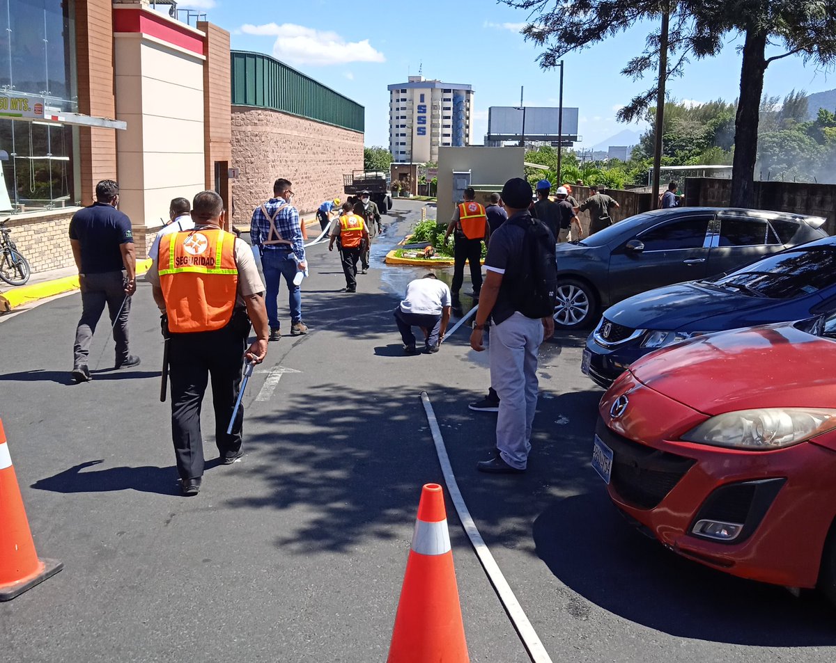 OscarMachon's tweet photo. No quería que el día terminase sin mencionar a los héroes de Metrosur @gruporoblesv , quienes actuaron pilas contra el incendio en comunidad Atonaltl, no les afectaba directamente pero activaron su protocolo de emergencia; si lo ignoran los daños hubiesen sido catastroficos 🇸🇻 👊🏻 https://t.co/2HVnlfBuJQ
