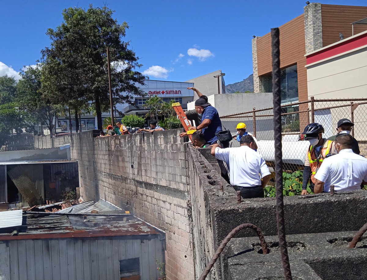 OscarMachon's tweet photo. No quería que el día terminase sin mencionar a los héroes de Metrosur @gruporoblesv , quienes actuaron pilas contra el incendio en comunidad Atonaltl, no les afectaba directamente pero activaron su protocolo de emergencia; si lo ignoran los daños hubiesen sido catastroficos 🇸🇻 👊🏻 https://t.co/2HVnlfBuJQ