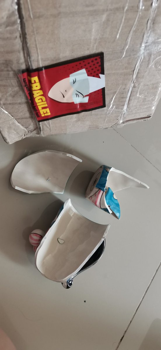 Andreavania's tweet photo. Hasil karya @JNECare hehe. Hehe.
Mantap kali sampe pecah berkeping gini.
Stiker fragilenya angin lalu kayanya hehe. https://t.co/mKWDaa7SkD