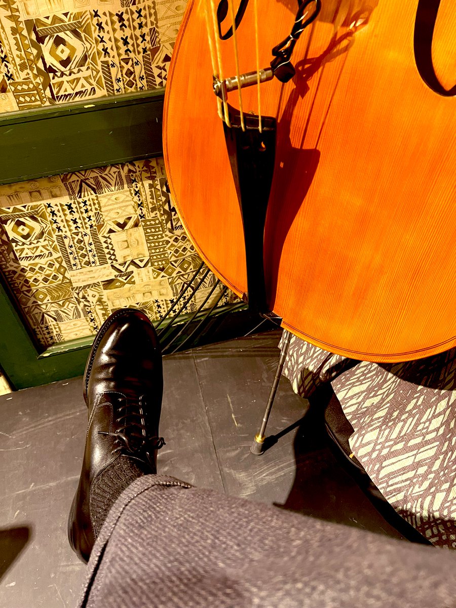 sodenokoeyamada's tweet photo. カレーでお腹一杯になったので…
俺のウッベGriga とclinch Plane-toe Shoes,Narrow Pock-toeと2ショット☆
#革靴
#clinch
#Griga
#レザーシューズ
#ウッドベース https://t.co/57lvqQA5EN