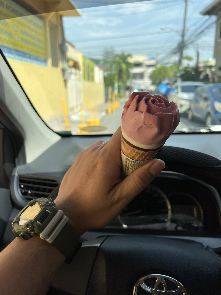 iamjustinbibo's tweet image. Buti pa si @Shell may pa-flower for Valentines Day 😍 hahaha #ShellGo+ #CornettoLoveRose