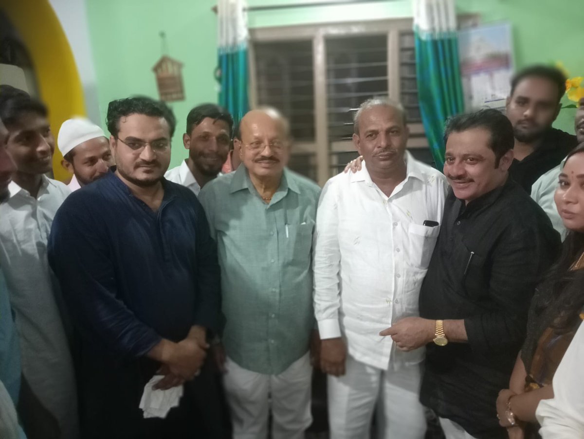 JayachandraTB's tweet photo. ಚಾಮರಾಜಪೇಟೆ ವಿಧಾನಸಭಾ ಕ್ಷೇತ್ರದ ಶಾಸಕರಾದ ಜಮೀರ್ ಅಹ್ಮದ್ ಖಾನ್ ರವರು ಇಂದು ಶಿರಾ ನಗರಸಭೆ ಚುನಾವಣೆಯಲ್ಲಿ ಕಾಂಗ್ರೆಸ್ ಪಕ್ಷದ ಬಂಡಾಯ ಅಭ್ಯರ್ಥಿಗಳಾಗಿ ಸ್ಪರ್ಧೆ ಮಾಡಿ ಜಯಶೀಲರಾದ ಫಯಾಜ್ ಖಾನ್, ಖಾದರ್ ಖಾನ್, ನಸ್ರುಲ್ಲಾ ಖಾನ್,ಮಜರ್,ಫರ್ಮಾನ್ ಇವುರುಗಳ ನಿವಾಸಕ್ಕೆ ಭೇಟಿ ನೀಡಿ ಮಾತುಕತೆ ನಡೆಸಿ ಪಕ್ಷಕ್ಕೆ ಬೆಂಬಲ ನೀಡಲು ಮನವಿ ಮಾಡಿದರು. https://t.co/rJjkGnQ5uD