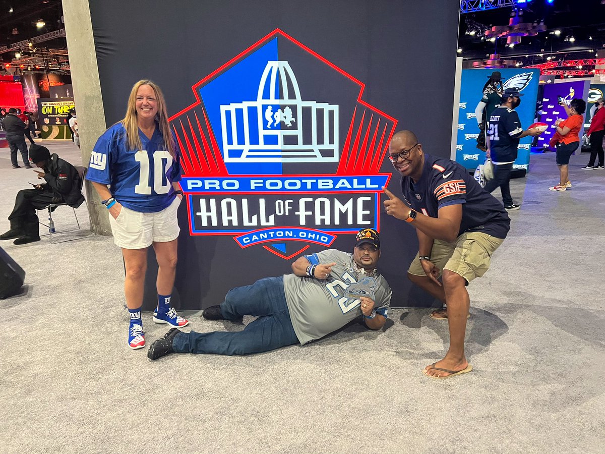 Terence_M_Young's tweet image. Bears Twitter, WE. DID. IT.
I’m almost as speechless right now as I was when Mike Singletary surprised me at Soldier Field to let me know I was nominated for the Ford Hall of Fans.
Today was THE day. I was selected into the Ford Hall of Fans Class of 2022!
Thank You! 🐻⬇️