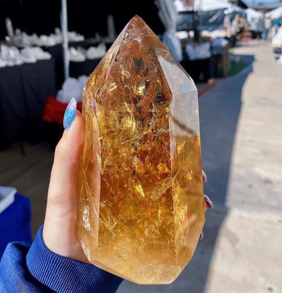 GeologyTime's tweet photo. This Incredible Deep Honey Huge Natural Citrine Quartz.

Photo ©️ Sarida Crystals

#mineRALS https://t.co/Vhe8LnaDue