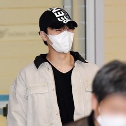 sandorokis's tweet photo. "ateez san 'halfmoon eyesmile at the manager who came to fetch him'"

he is so lovely 😭❤️ https://t.co/2xScJ1Rcg3