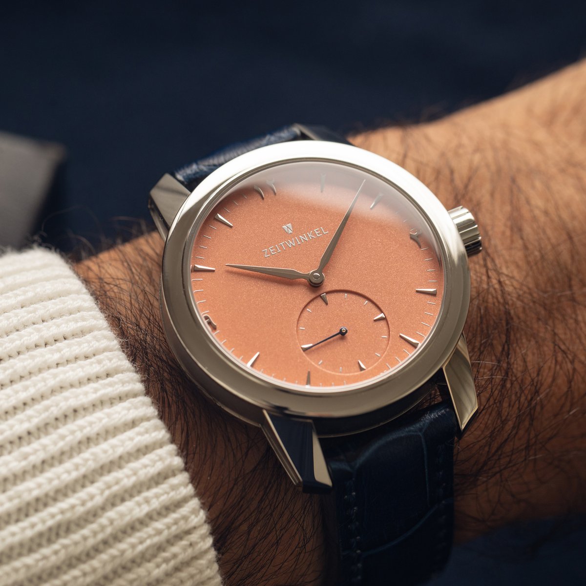 Zeitwinkel's tweet photo. The Al-Bakeran Limited Edition watch for our friends at @10tenlabs is inspired by the Arabic word for “First brightening of day before full sunrise”. The color and structure of the dial beautifully reflects that special moment.
#limitededition #inhousemovement #10tenlabs https://t.co/ZdKVjYsVht