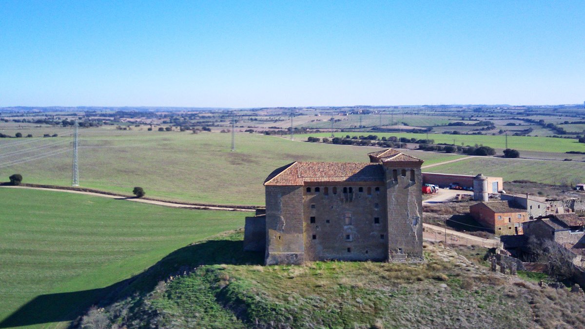 El colós de Sió, el castell de #MontcortèsdeSegarra gòtic segle XV-XVI, #hivernsegarra, #boncapdesetmana  <a href="/lasegarra/">La Segarra</a> <a href="/aralleida/">Ara Lleida</a> <a href="/catexperience/">Catalunya Experience</a> <a href="/patrimonigencat/">Patrimoni</a> <a href="/descobrircat/">Descobrir.cat</a> <a href="/SomSegarra/">Som Segarra</a> <a href="/Turisme_Segarra/">Turisme La Segarra</a> <a href="/caminsnatura/">Camins en la natura</a> <a href="/lasajolida/">La Sajolida</a>  <a href="/BirdingLleida/">BIRDING LLEIDA Expedicions</a> <a href="/viladetora/">Torà on-line</a> <a href="/valldellobregos/">Vall del Llobregós</a>