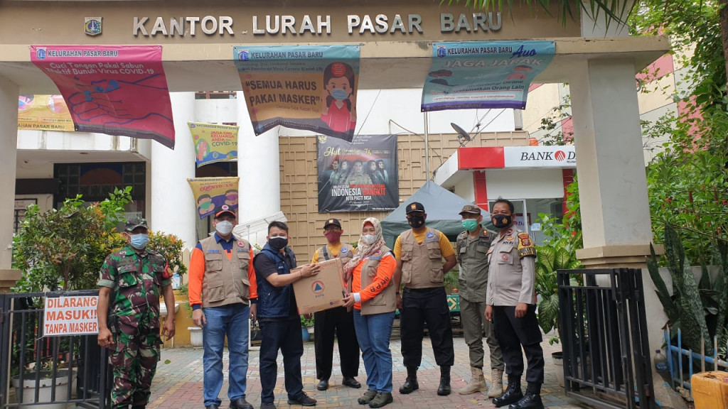 BNPB_Indonesia's tweet photo. BNPB kembali membagikan masker kepada para warga yang tersebar pada 45 kelurahan di DKI Jakarta pada hari kedua, Sabtu (12/2). https://t.co/T5HIMvbFa5