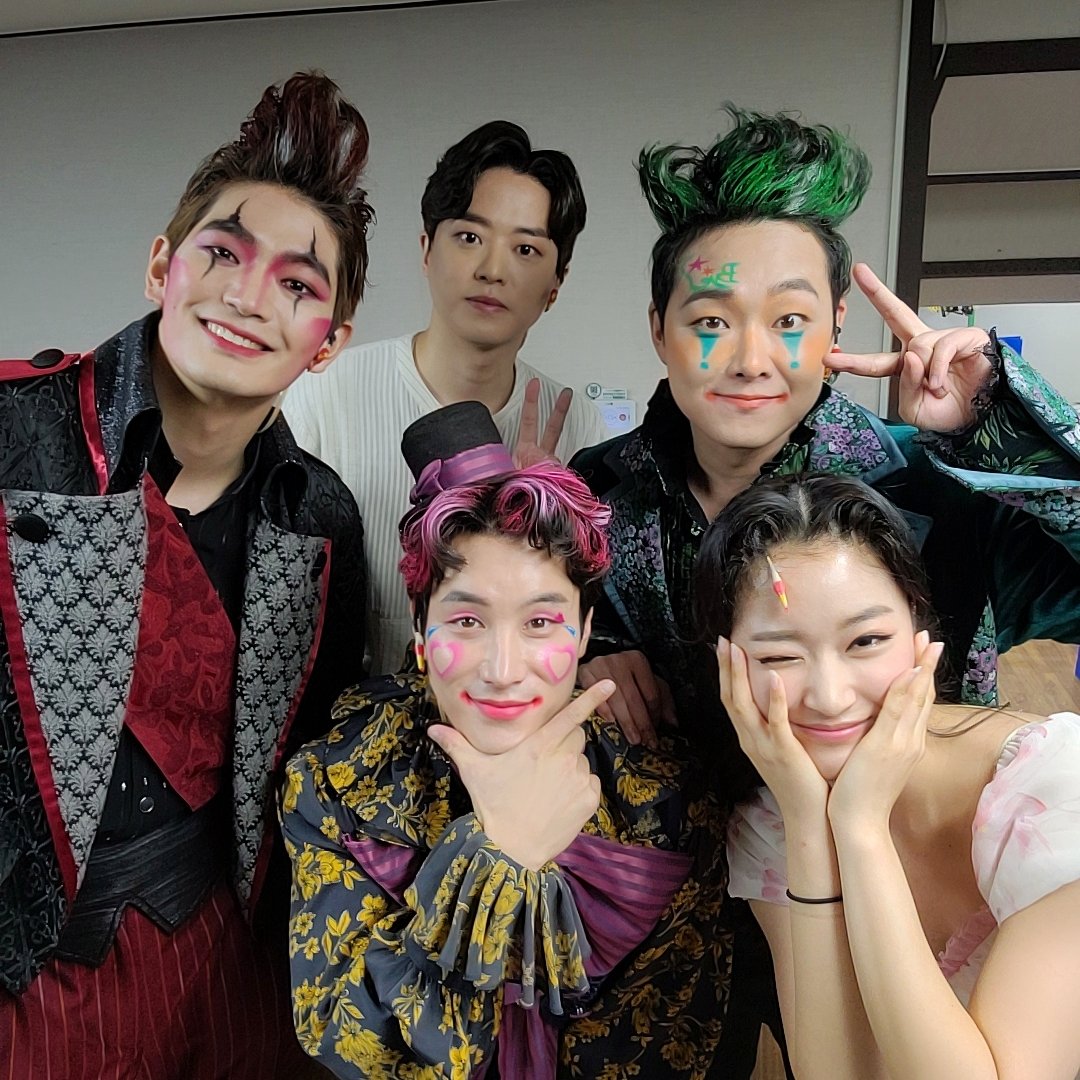 연극 <#환상동화>

🎪 #환상동화 #막공 #분장실_사진 📸

2021-22 시즌 <환상동화>의
마지막 공연을 앞두고 있는
이시강, 강상준, 마현진, 박선영, 송채윤 배우에게
많은 응원 부탁드립니다!!
이번 시즌동안 함께해주신 모든 관객 여러분께 감사드립니다.

2021.12.12. - 2022.02.12.
국립극장 달오름