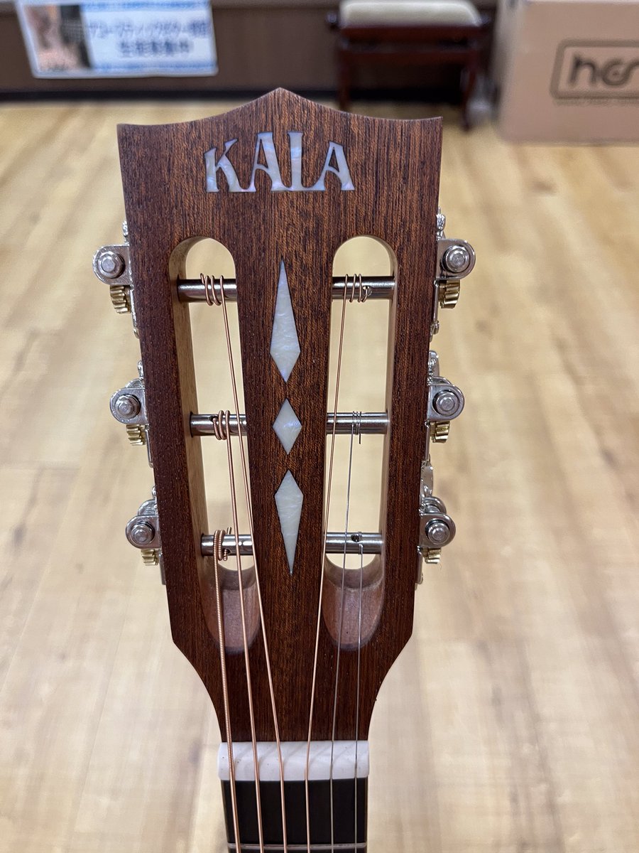 7thcode_kago's tweet photo. 先日入荷した、KALA KA-GTR-PLRをご紹介します！
KALAのギターの中でも特に小さなボディで、温かみのある味わい深いサウンドを持っています。 
お出掛け先のお供にいかがでしょうか。

当店価格はなんと！
47,300円（税込)となっております。
宜しくお願いいたします。
https://t.co/fKI4uTuGp6 https://t.co/zT1Zoe43Hl