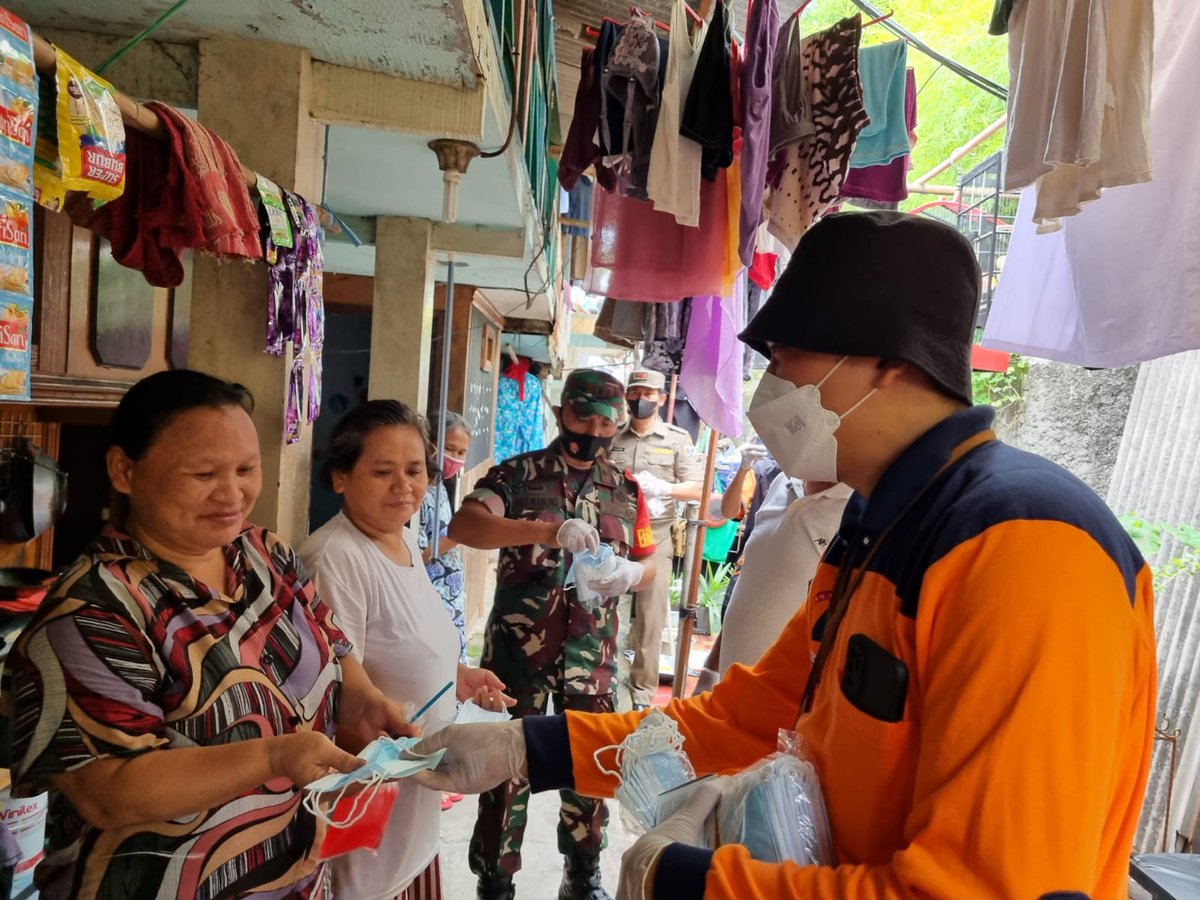 BNPB_Indonesia's tweet photo. BNPB kembali membagikan masker kepada para warga yang tersebar pada 45 kelurahan di DKI Jakarta pada hari kedua, Sabtu (12/2). https://t.co/T5HIMvbFa5