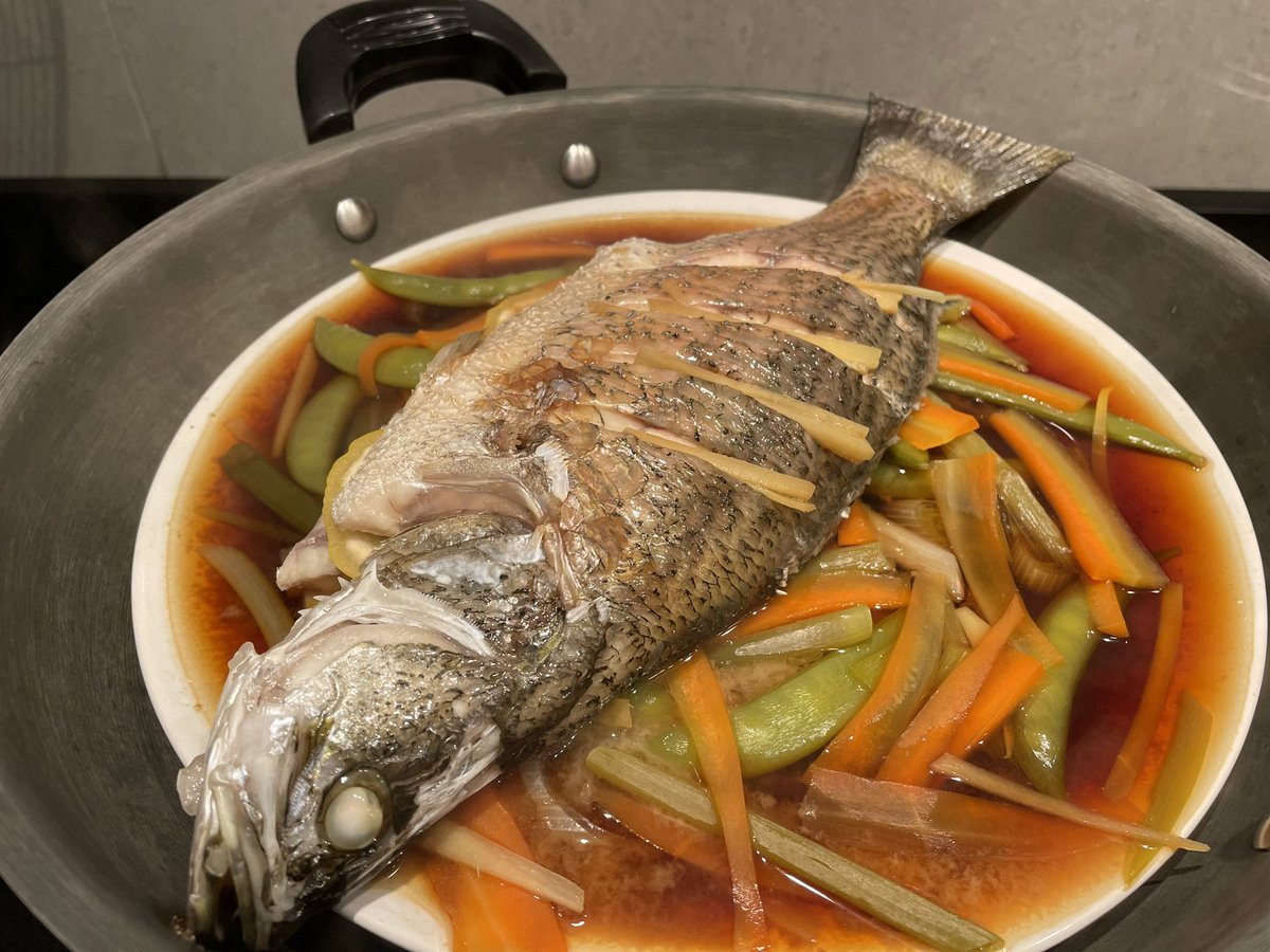 CookingExpat's tweet photo. Sea bass steamed with soy sauce, lemon, ginger and vegetables 🐟 https://t.co/6NpmgfXUDy