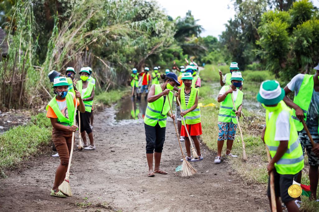 SE_Rajoelina's tweet photo. Le programme du FID "Asa Vonjy Aina", contribue à un retour rapide à la vie normale pour les populations. Il permet aux familles les plus affectées d’avoir un supplément de revenu, et d’assainir les zones sinistrées. #MirayHina #SolidaritéMada https://t.co/YXBwctmkC9