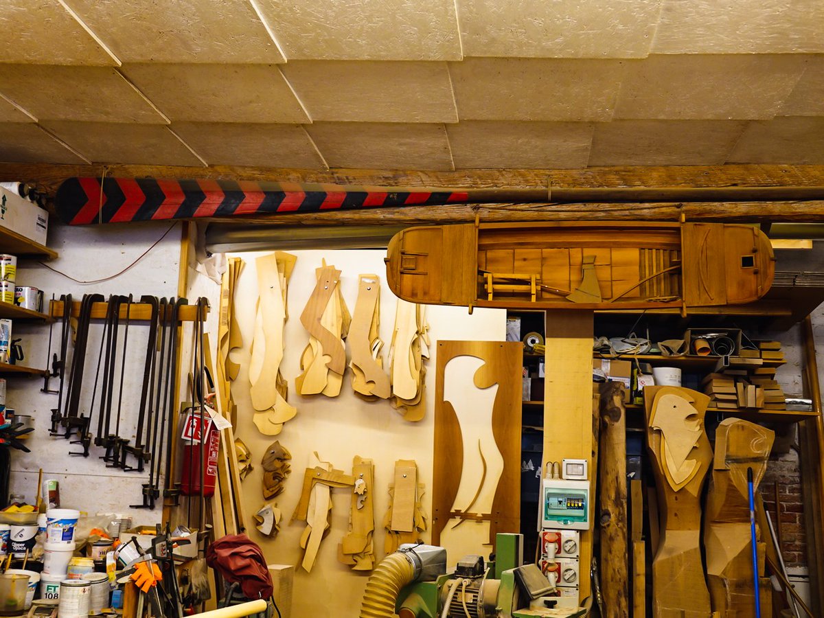 EnjoyRespectVe's tweet photo. 🔹 #SLIDESproject #Dorsoduro 🔹

I percorsi dell'#artigianato e della creatività veneziani.

Nella bottega di Saverio Pastor, uno degli ultimo 5 "remèri" rimasti in città: da decenni si producono a mano i #remi e le #forcole per le gondole e le imbarcazioni tradizionali lagunari. https://t.co/ADZ0D2kCXX
