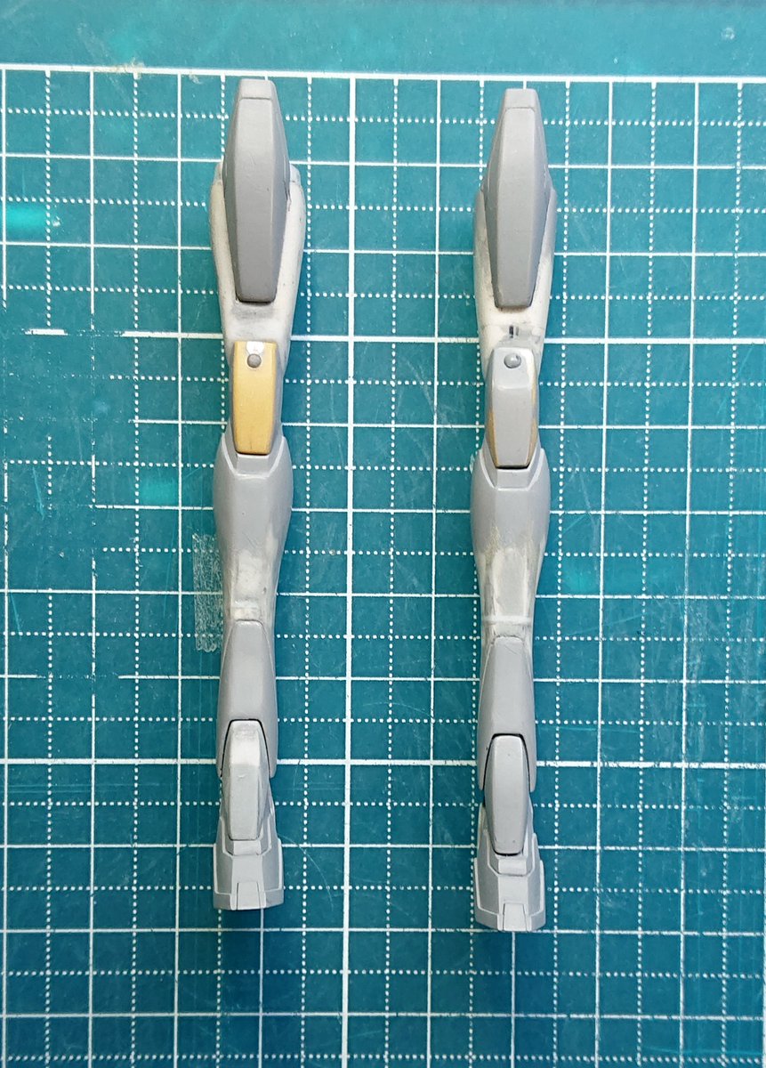 arubinou1's tweet photo. クレスケンス製作その45
脚部調整。
以前から膝周りで間延びして脚が長くなってしまってる印象だったのでここを短縮。
太ももに肉付け。膝パッドを上端で短縮。脛先端の装甲をライン修正。
結果腿と脛の外装の長さを変えずに足全体を１～２mmほど短縮しつつ爪先までのラインを修正。 https://t.co/AYME3nNnhc