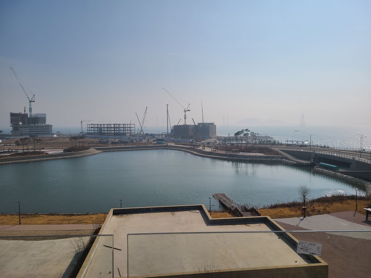 바다가너무예뻐서 공사중인 근처건물 옥상에올라가서...  시화호