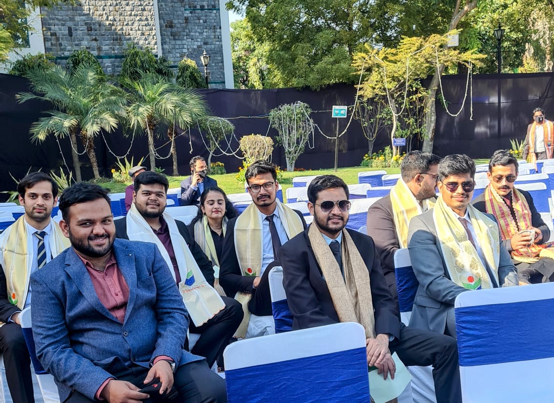 BIMTECHNoida's tweet photo. #SmilesEverywhere
Captured a few of our proud diploma holders today in all the glory. Stay tuned, Shri Bhargav Dasgupta, MD & CEO, ICICI Lombard General Insurance Co. Ltd. will deliver the Convocation Address on the eve of the 33rd Convocation.
#BIMTECH #Convocation2021 https://t.co/dJ6DNvcxRH