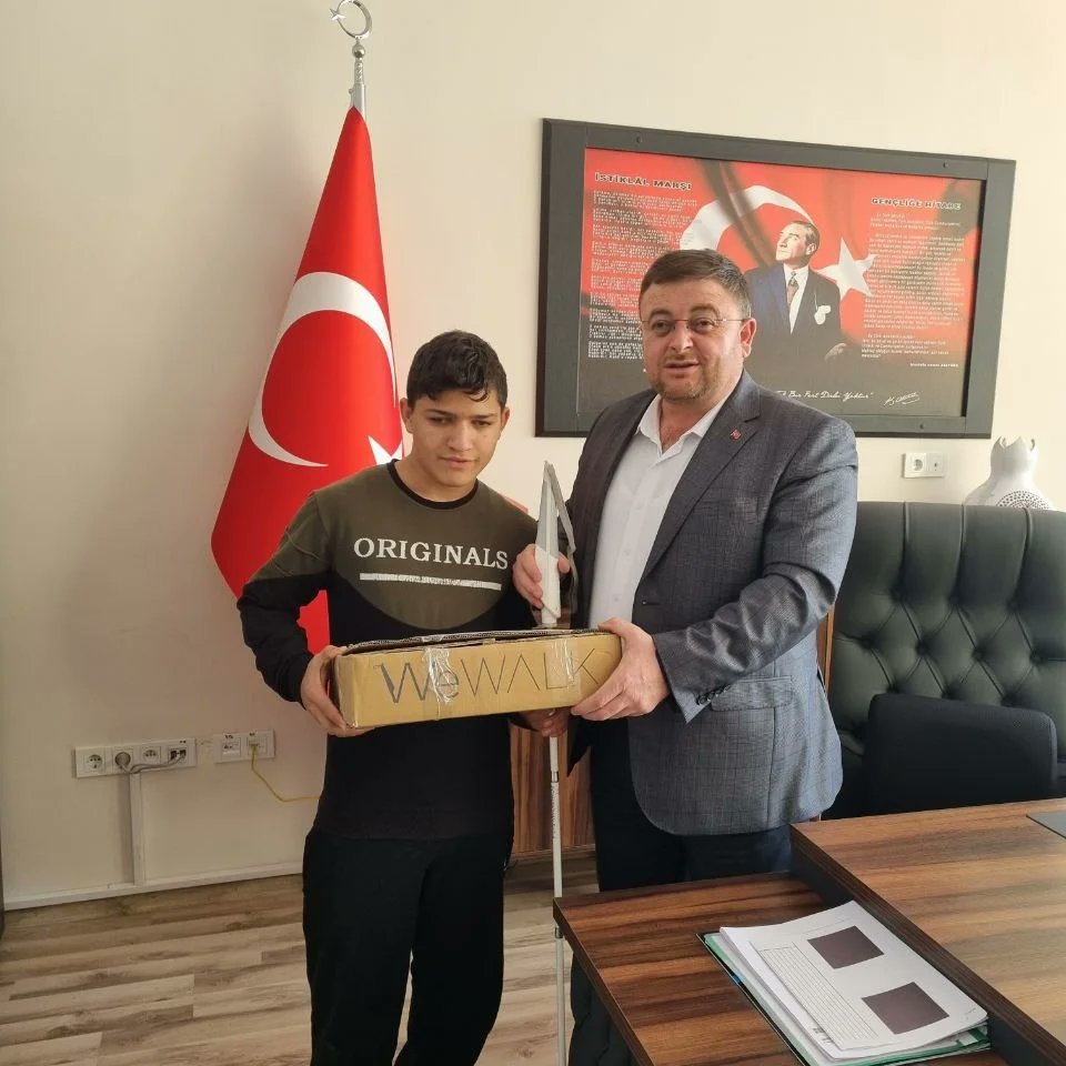 SehitNaci's tweet photo. Bakanlığımızın " Birlikte yürüyelim" ve Ahenk projeleri kapsamında 9. Sınıf birincisi olan öğrencimiz Musa Demirayak'a hayırseverlerimiz desteği ile WeWalk Akıllı Baston hediye ettik. Öğrencimizin başarılarının devamını diler, emeği geçen hayırseverlerimize teşekkür ederiz. https://t.co/EI1Fts1SqX