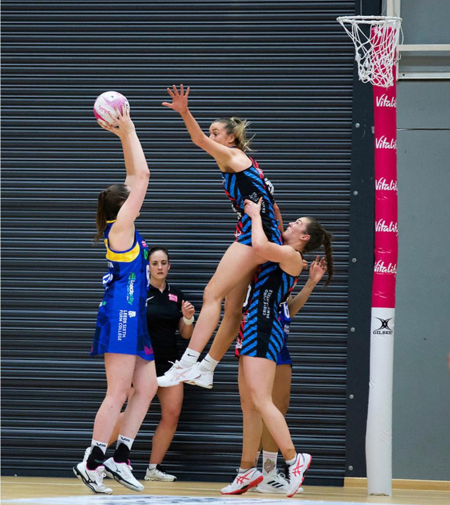 7abby9's tweet photo. Disappointing to not get the win last night but lots of positives to take away🙌🏻

Loved my first home game with Sirens, the fans were amazing🤩
Everyone needs an @NichollEmily to carry you through the game (literally)

P.S. not a fan of @amyyclintonn being on the opposite team🥴 https://t.co/jvLpT5TSGt