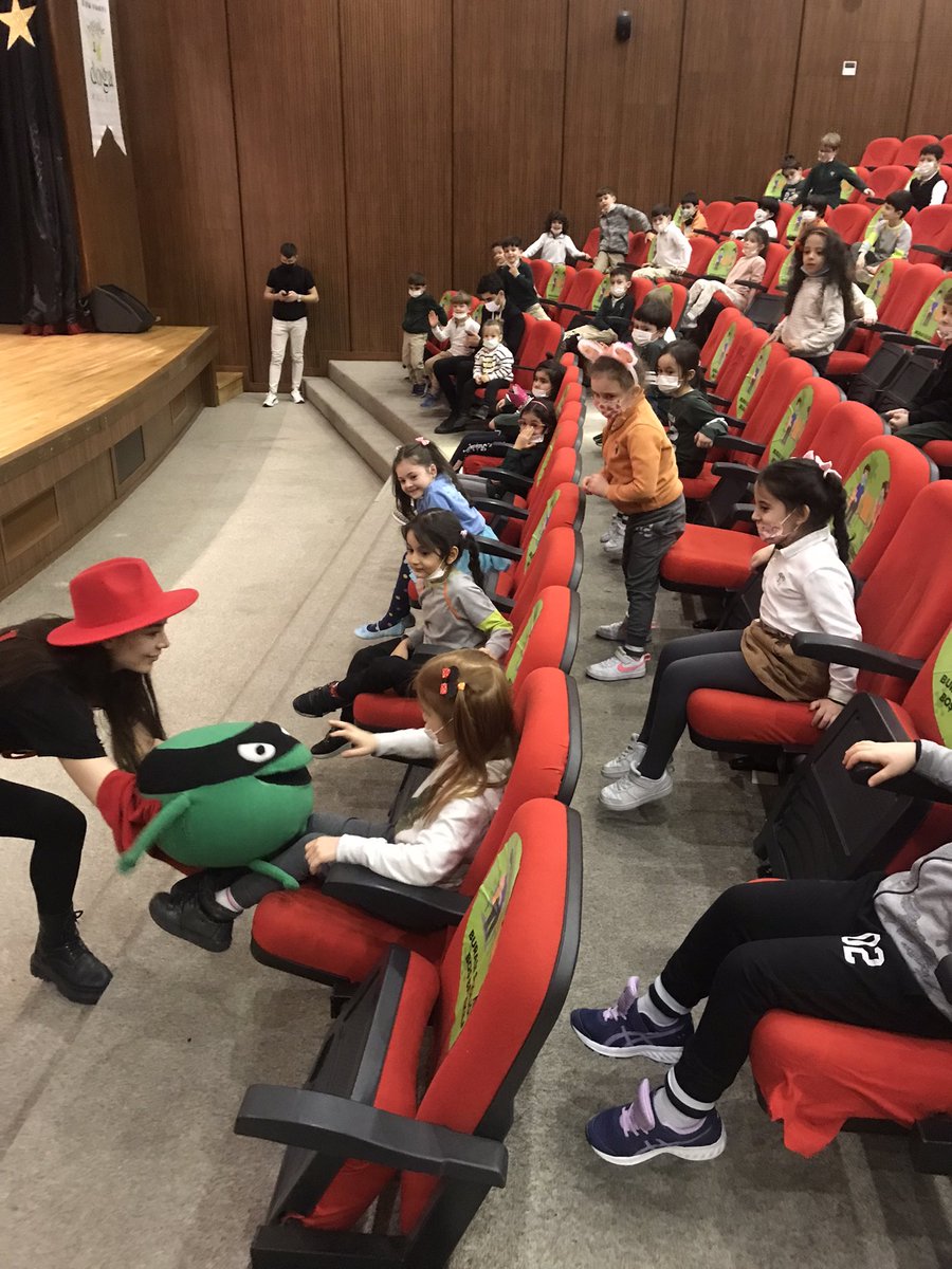 eminehzt's tweet photo. Okul öncesinde kitap listemizde yer alan “Süper Patates ve Kaçak Bezelye” adlı kitabın tiyatro gösterisinde öğrencilerimiz keyifli vakitler geçirdi. @EnisEryaman @KvancBarlas @IsIIIIILL @fserkanbalci @DoganSevdanur @DOGA_BASAKSEHIR https://t.co/nBVfGhCbko