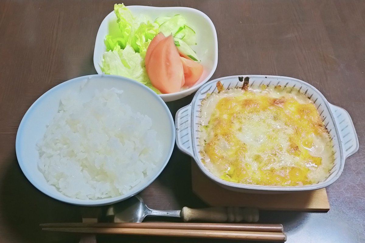 今日の夕食はグラタンにサラダとご飯です！熱々グラタンの美味しさは別格😋鮭を使ったグラタンにしようかと思ってたのですが、鮭のいいのがなかったので、エビとベーコン入れて作りました。エビのプリプリ感