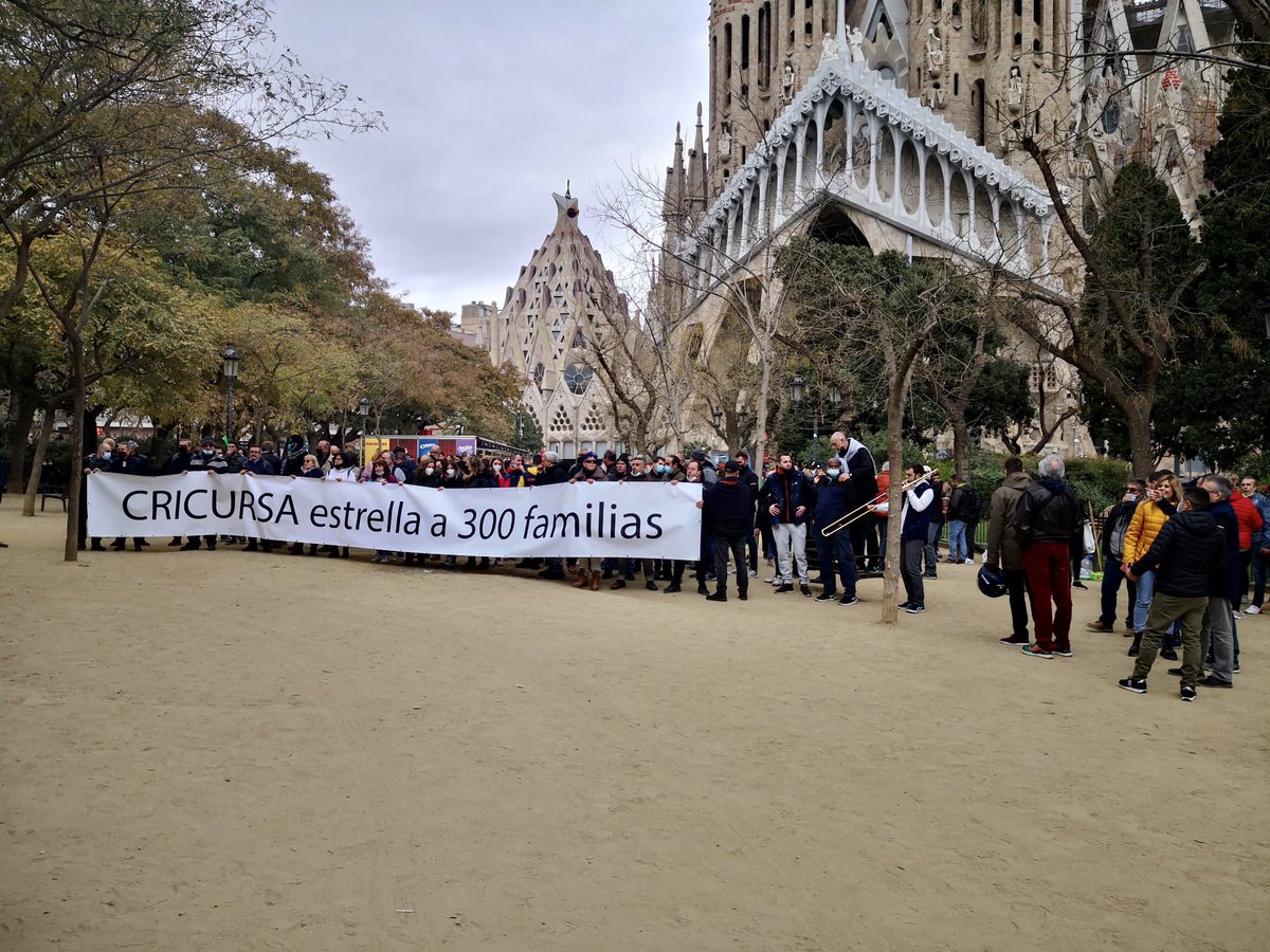 marinabeva's tweet photo. Manifestació ara mateix dels treballadors de #CRICURSA , empresa que ha fabricat la nova #estrella ⭐️de la #SagradaFamilia Tot el suport cap a ell@s! 💪🏼❤️cc @diariARA @eldiarioes @elperiodico @LaVanguardia @btvnoticies @tv3cat @La1_tve @rac1 @OndaCero_es https://t.co/UdL66KdVif