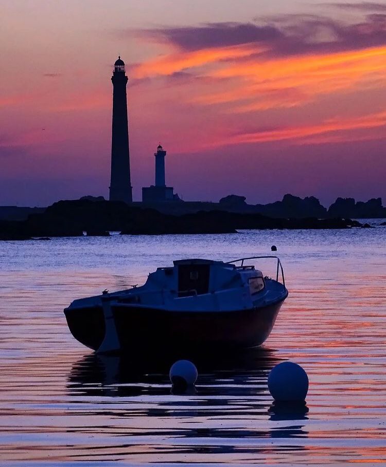 Twello en [PHOTO] 💙 #MagnifiqueBretagne #Phare #IleVierge #Plouguerneau 

© Ella Marmara