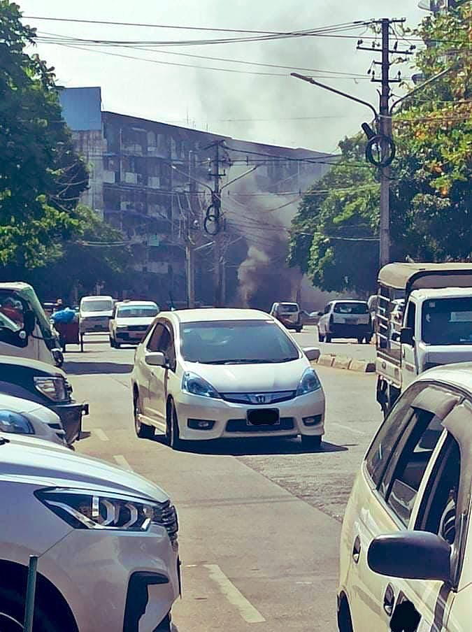 H_EaindraHM's tweet photo. Pro-democracy people from Yangon’s Tarmwe township, rallied and staged a protest to condemn the military dictatorship on this day of Union day by burning the tyres. #PanglongAgreementToFederal #2022Feb12Coup #WhatsHappeningInMyanmar https://t.co/a2SB6T7Vwp