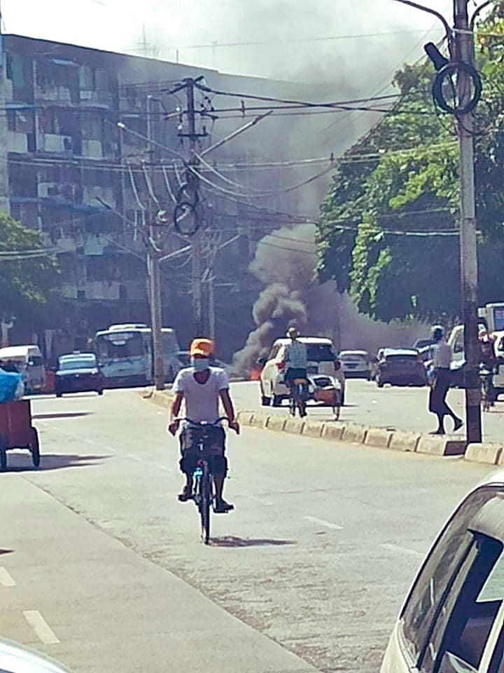H_EaindraHM's tweet photo. Pro-democracy people from Yangon’s Tarmwe township, rallied and staged a protest to condemn the military dictatorship on this day of Union day by burning the tyres. #PanglongAgreementToFederal #2022Feb12Coup #WhatsHappeningInMyanmar https://t.co/a2SB6T7Vwp