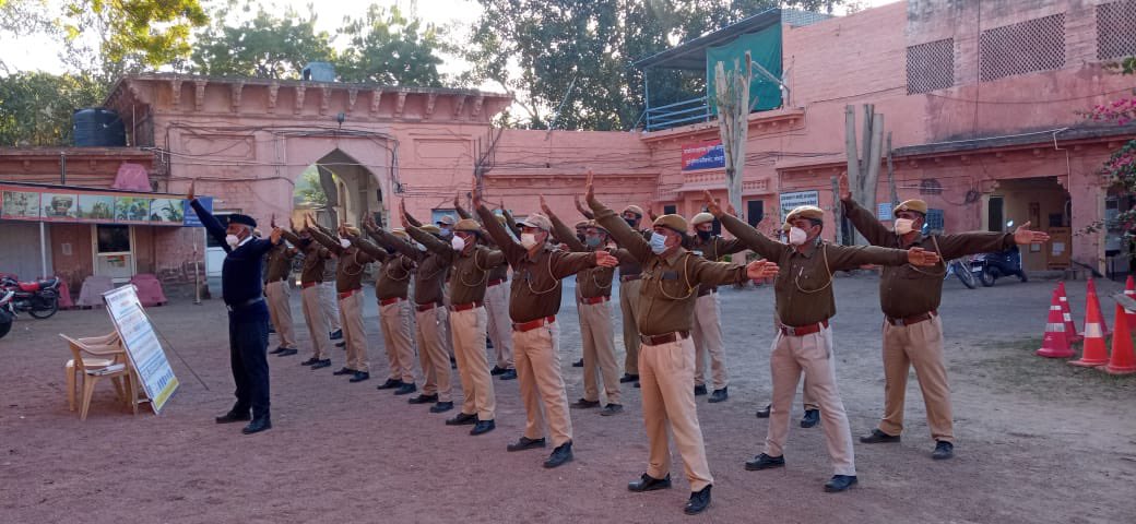 JodhpurTrafficP's tweet photo. श्रीमान DCP traffic जोधपुर निर्देशानुसार आज यातायातशाखा में तैनात होमगार्ड को PCR जोधपुर में प्रातःड्यूटी के दौरान सुचारू यातायात व्यवस्था हेतु दिशा-निर्देशों जानकारी उनकी पालना करने व यातायात व्यवहारिक ज्ञान,सड़क चिन्ह,यातायात संकेत(स्टॉपेज व पासेज)संबंधित यातायात प्रशिक्षण दिया https://t.co/H9aPzXLAhF