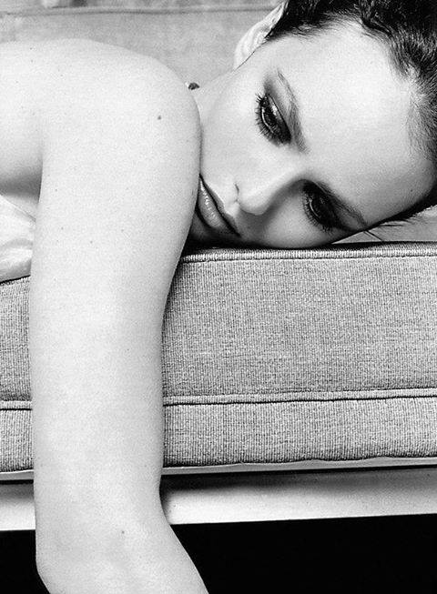 Godetevi il silenzio.

Usatelo senza pietà.

È l’arma più potente che avete,

più crudele di qualsiasi parola.

G. P. De Felice

Versi del #12febbraio 

#8AnniACasaLettori